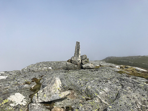 Nå er det ein fin varde på toppen av Blåfjell i Suldal, 815 moh.