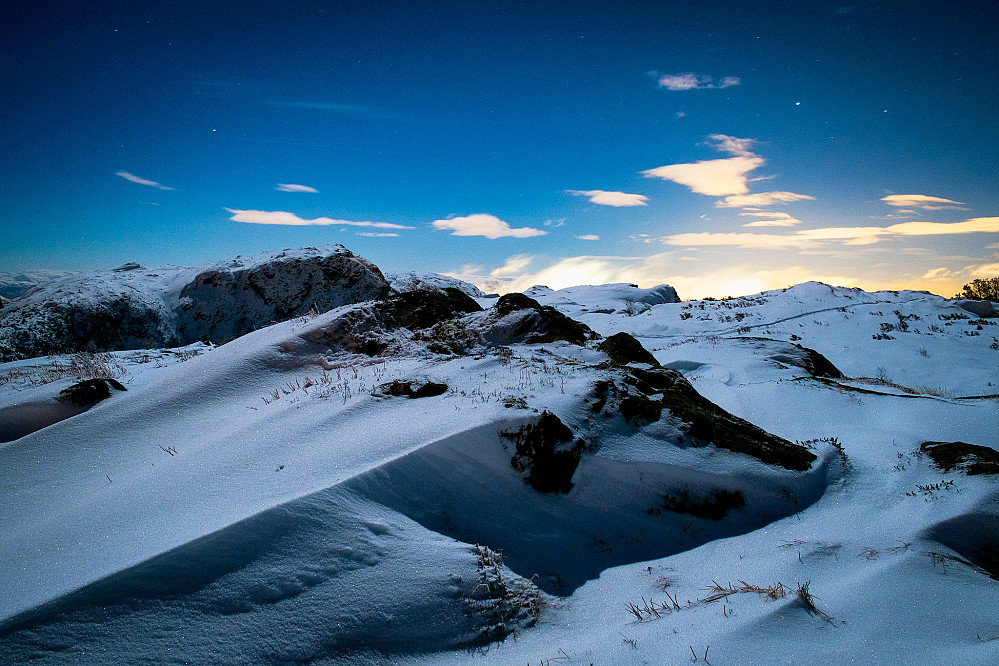 Utsikt fra Tellevikfjellet i retning Høgstefjellet. Rundemanen og Ulriken er skjult bak skyene.