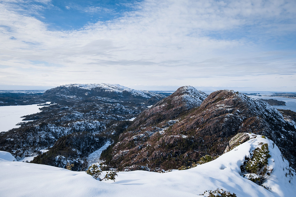 Utsikt fra Litlfjellet i retning Bårafjell og Øyjordsfjellet. Eldsfjellet i bakgrunnen.