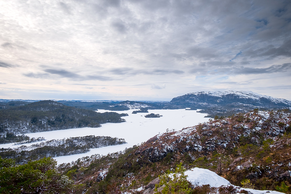 Utsikt over Storavatnet fra Langåsane. Eldsfjellet i bakgrunnen.