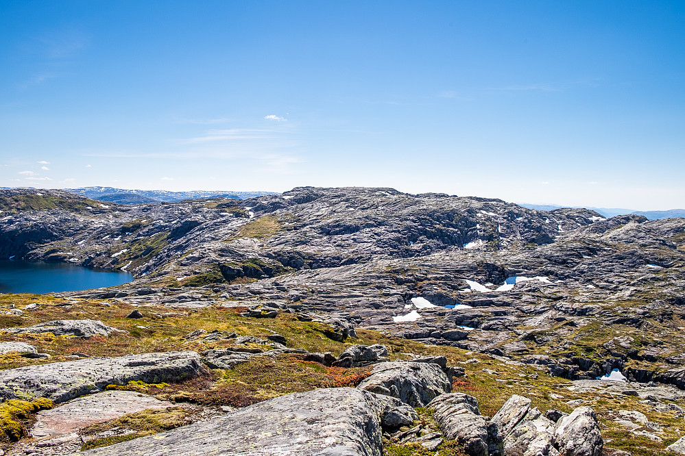 Fra Instebotnknolten mot Sørdalsnuten, varden kan så vidt skimtes i det fjerne.