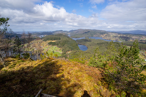 Første utsiktspunkt før toppen, med benk.