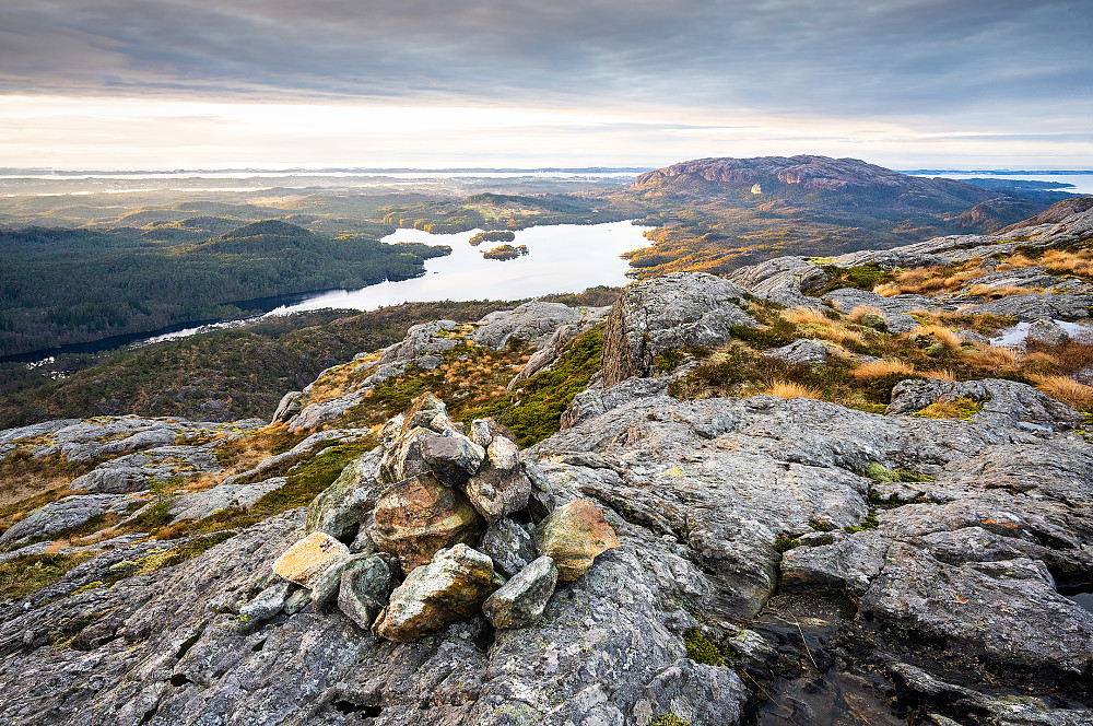 Bilde fra toppen av Gaustadfjellet mot Herdla. Storavatnet i midten av bildet og Eldsfjellet til høyre.