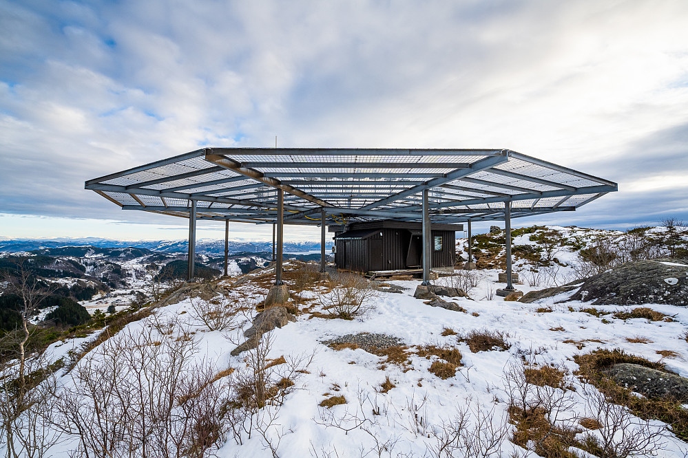 Antenne for flykommunikasjon på toppen av Brakstadfjellet.