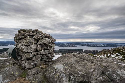 Varden på toppen av Brakstadfjellet.