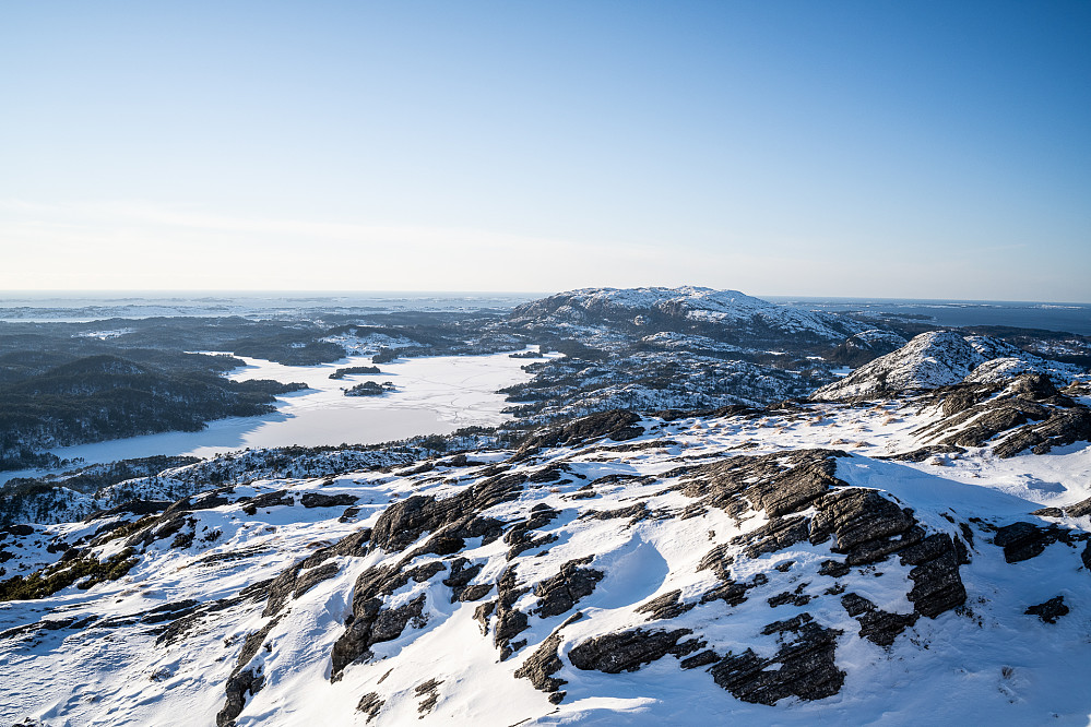 Utsikt fra Gaustadfjellet mot Storavatnet, Eldsfjellet, Herdla og Øygarden.