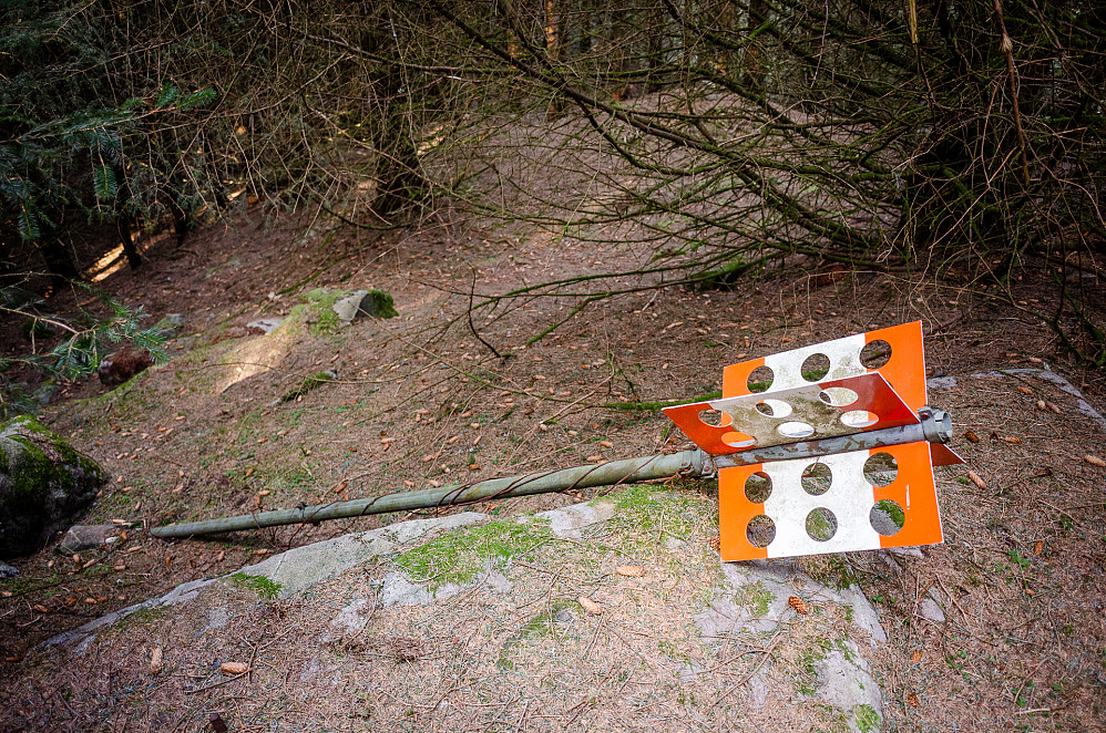 Falt trig.-merke på toppen av Kolåsen. Er nok noen år siden dette var synlig mtp. høyden på skogen rundt.