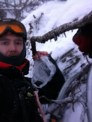 Selfie med påse. Framleis i live, og no berre sjarmøretappen igjen! Flora og fauna er tilletne sikringsmiddel