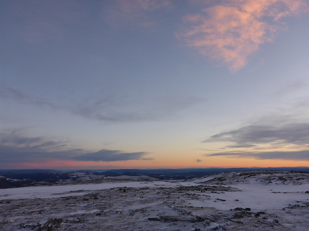 Utsikt mot nordaust. Fongen er tydelig i horisonten til høgre. Trondheimsfjorden litt til venstre for midten.