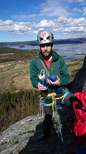 For å bedre treningsutbyttet drog Mats med seg 3 liter vatn og eit par dusin brunostkjever opp veggen.