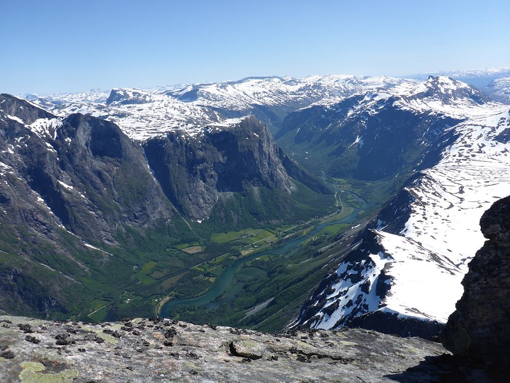 Utsikt innover Romsdalen med Mongejura sentralt plassert.