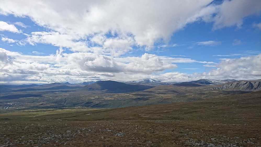 Snøhetta i skyene.