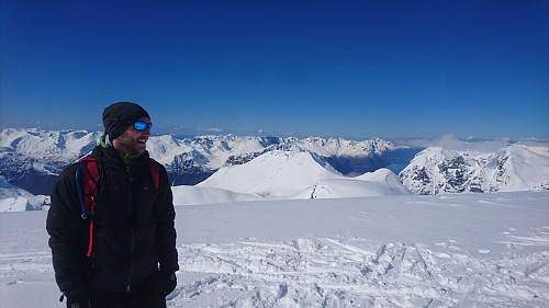 Hjørundfjorden og greier. Der driv jo folk å tar seg betalt for å gå på fjellet med folk. Tydelig at ein er over på Sunnmøre.