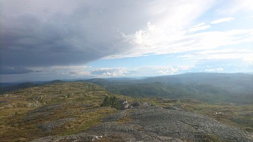 Sørover, Vassfjellet til høgre og tordenvær mot Klæbu til venstre. Tordenværet laga oversvømming i Melhus samme natt.