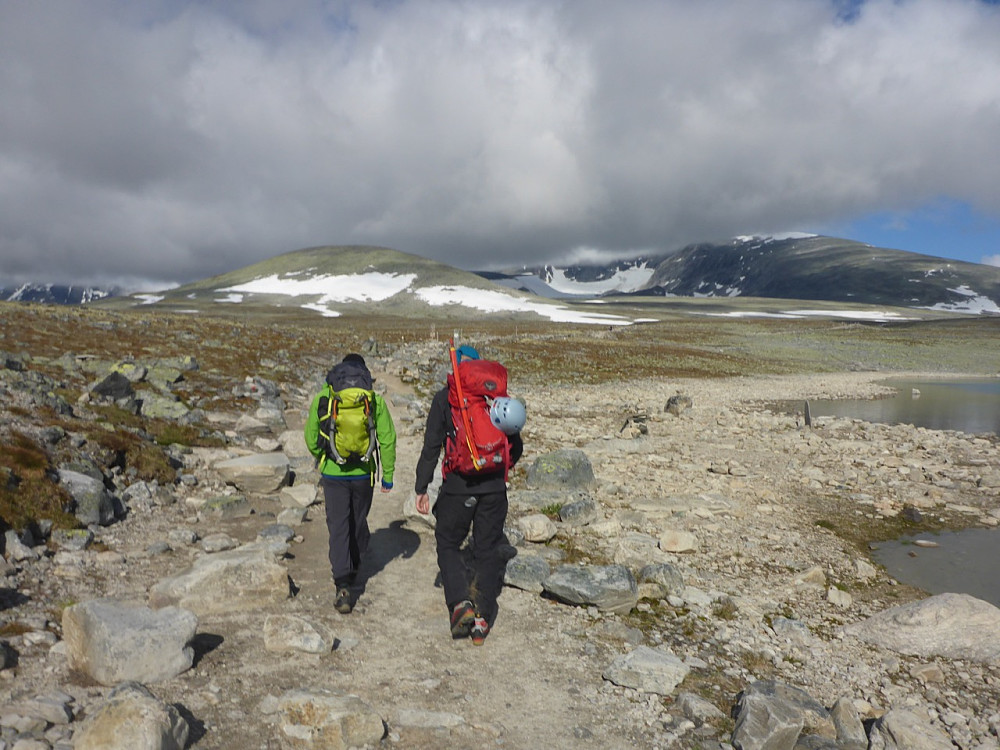 Den glaade vandrer kallest jeg! Turmålet er framleis i skyene. Erlend har også med seg ei sånn øks som gjer at ein set seg fast i kaminar.