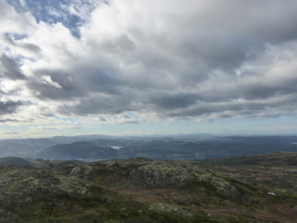 Utsikta kan måle seg med det beste i nord- og syd-trøndelag. Her mot Trollheimen, med Trollhøtta som dominerande topp