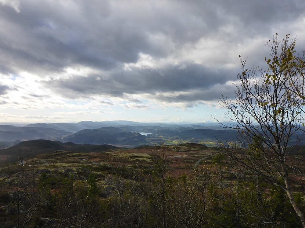 Rett sørover mot Gauldalen. Innsjøen er kanskje Ånøya? Ilfjellet rett bak, og Trollheimen til høgre.