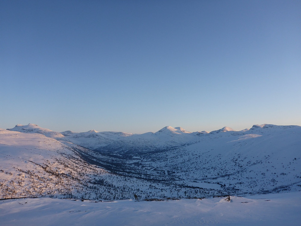 Vinddøldalen panorama frå venstre med sol: Tindfjellet (framme, delvis), Snota (dobbel), Vassdalsfjellet, Fruhøtta (denne var skikkelig fin!), Rognnebba, Pekhøtta, Blånebba.