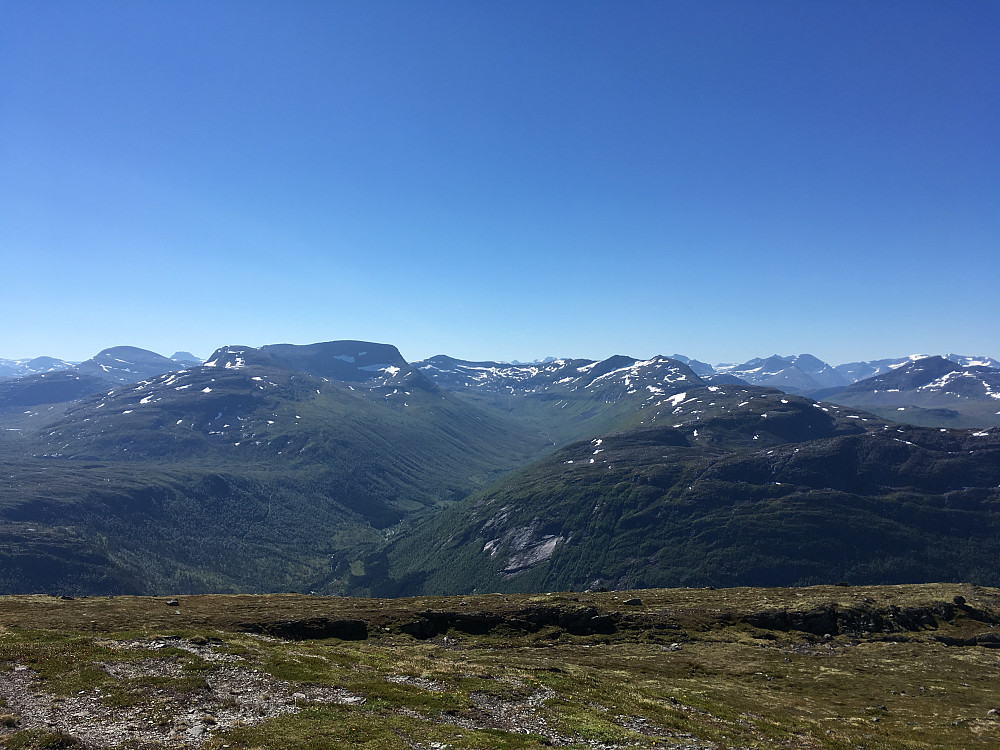 Søydalen med Blånebba til venstre og Trollhøtta-traversen til høgre. 