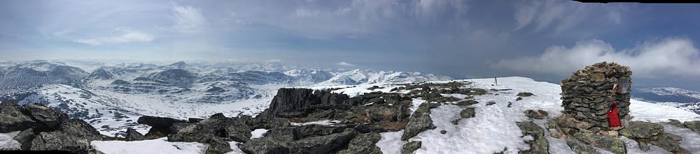 Toppanorama frå Geithøtta til Honnstadknyken. Her er mykje fint om ein er glad i å gå på fjellet. Fjelltur er kjekt - det kan eg heilhjarta anbefale mine lesarar!