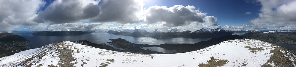 Panorama frå Melshornet - frå Brandal til Rovde. Medan sola skin på Vartdal så lavar snøen ned i Brandal.