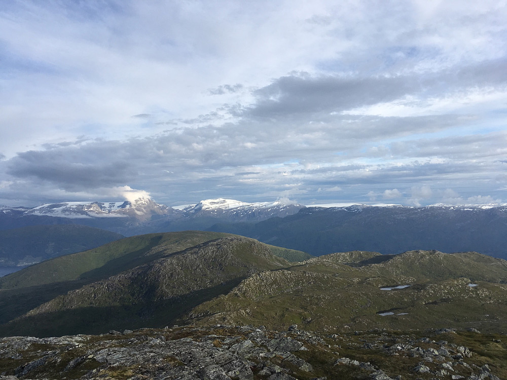 Fremst til bakerst: Høgeegga, Blåfjellet, Sollidkollen (til høgre) Lundavarden (Stårheim/Kjølsdalen); Kvassegga og Kårnyken (Isane); Gjegnen (venstre) og Bukkenibba/Høgefjellet; Punkt på Ålfotbreen, Plogen/Keipen lengst bak