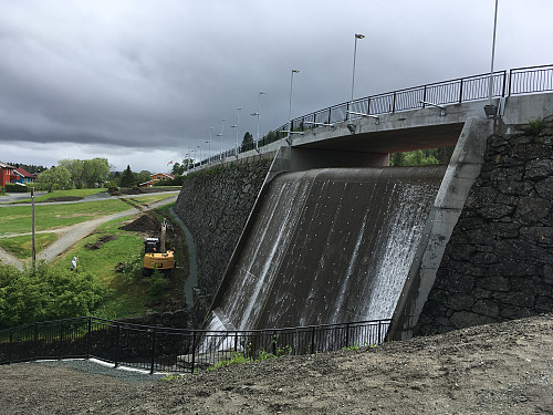 Oppgraderte isklatrefasilitetar på Theisendammen, med breidare overløp og downlights. 
