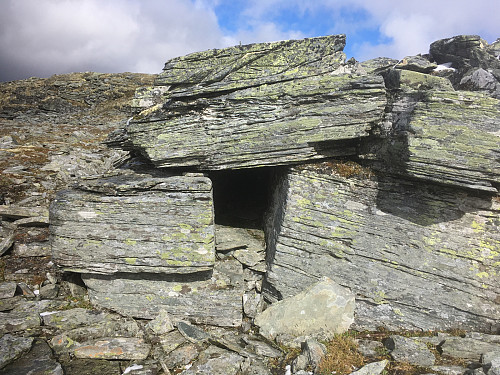 Her har veidemennene kanskje låge og venta på været i hine hårde dager. Eg tok ein liten sightseeing, men fann ingen fortidsminner.