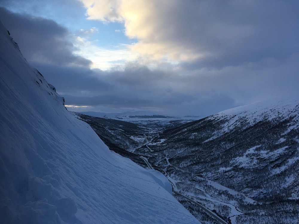 Medan dei gikk rundt og fraus med tosifra blågrader nede i Oppdal sentrum kunne vi nyte nesten t-skjortevær i -5 tempererte grader oppe i fjellsida.