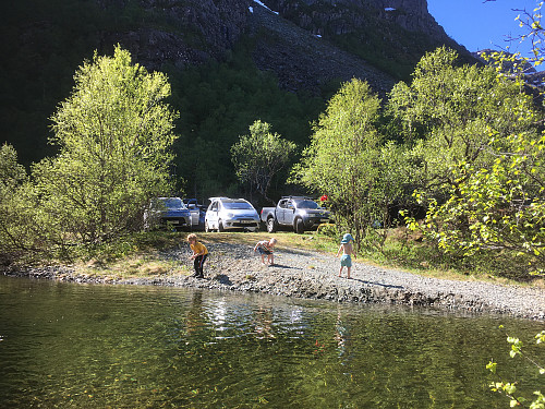 Lett tilgang til stein og vatn frå parkeringa