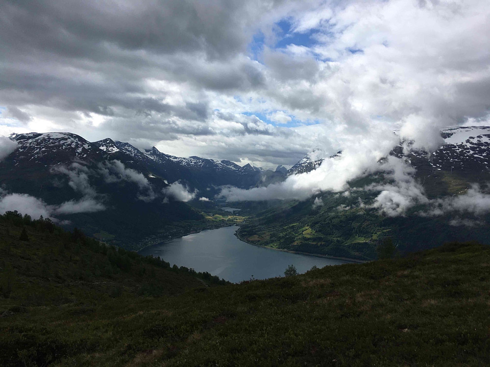Mot Oldedalen. Her er det fjell nok for eit heilt liv. Om ein ikkje heiter Ove, Lise, Torleiv, Johan eller Janne då. Då er det ikkje nok for eit heilt liv.
