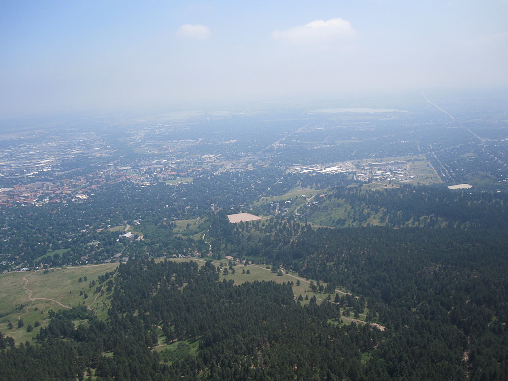 Utsikt over Boulder og omland. Rockies røyser seg virkelig brått frå prærien. Vestover er det flatt heilt til Boston. Aust kjem vi raskt opp på 4000 meter. Boulder sjølv ligg på 1600, så heilt flatt er det kanskje ikkje. Meir ein veldig slak nedoverbakke heilt til Boston?