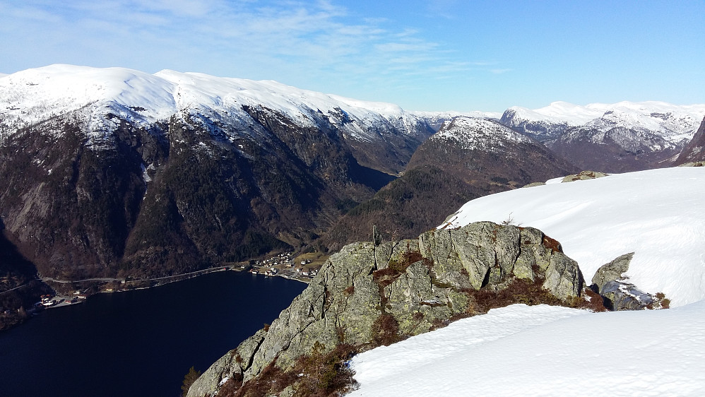 Frå Hustaket 557 moh og ned mot Vadheim sentrum