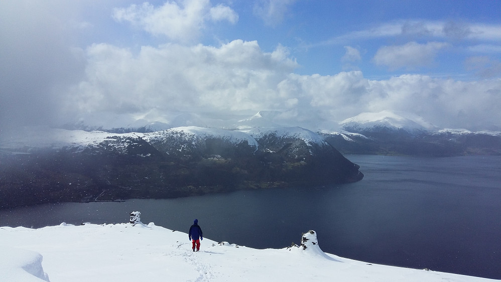 Frå Rotsethornet 653 moh Voldsfjorden, ferjekaia og Folkestad