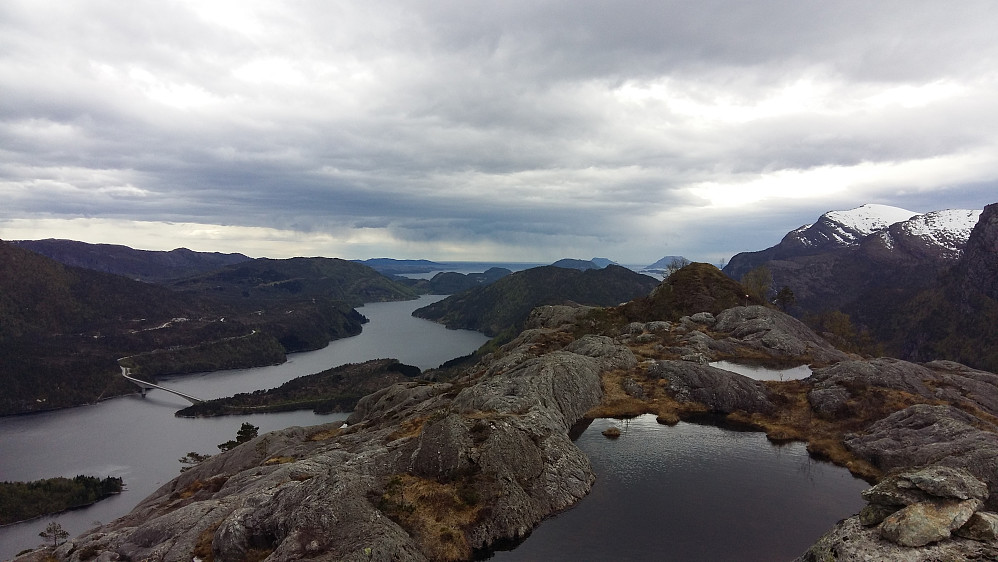 Flott utsikt ut mot øyane i Florø frå Tjofjellet