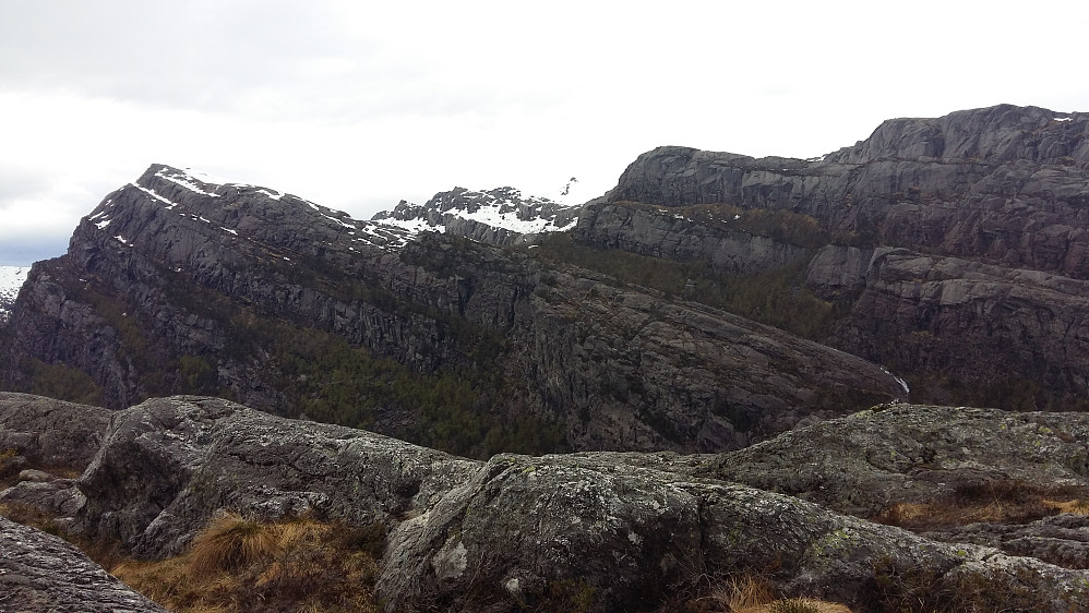 Spesiellt hyllelandskap her ute i Norddalsfjorden