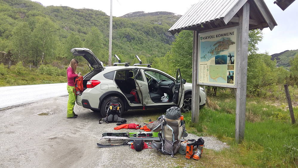 Parkering og start frå Rørvika, nyskilta og godt turmerka sti frå Rv