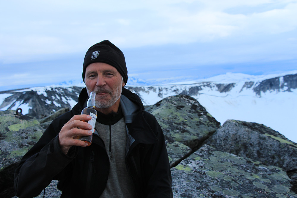 Obligatorisk topp-dram (Geir Arne sin Whisky) med telefonstolpe smak og lukt....seigmenn er undervurdert...;) Foto Geir Arne