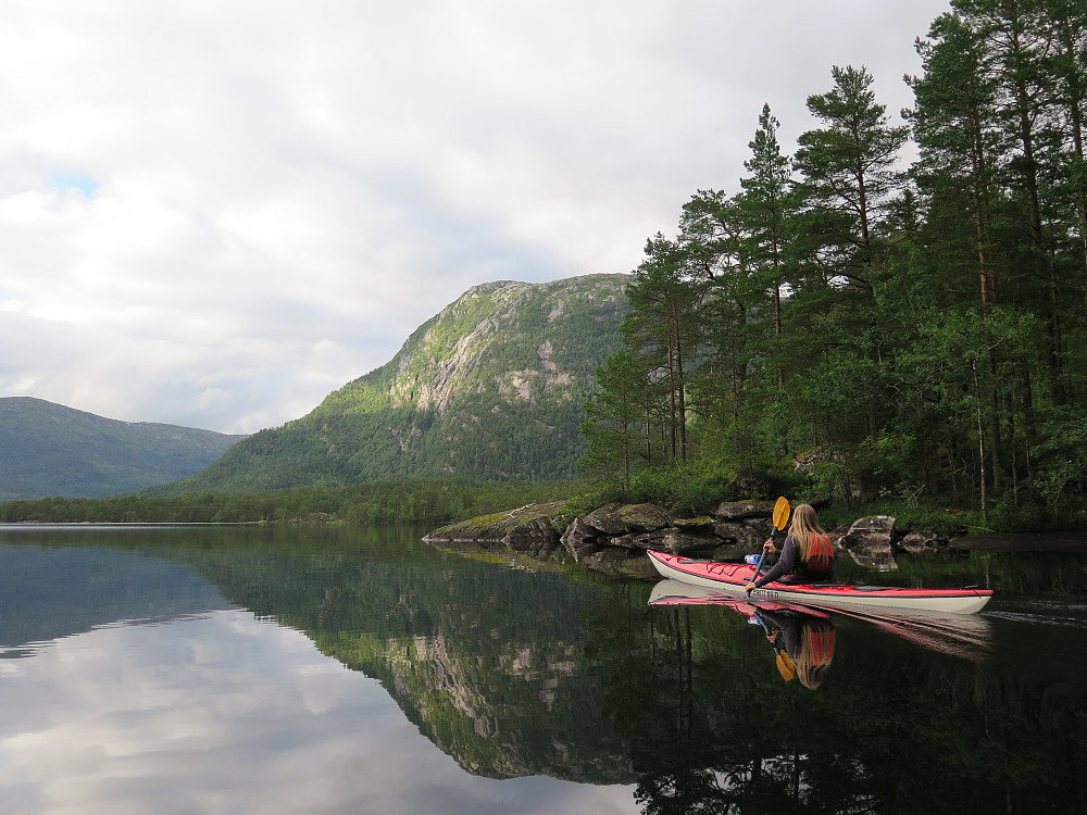 Stille og fint på Åsvatnet med Eikåsnipa og Halvgjerda ibakgrunn