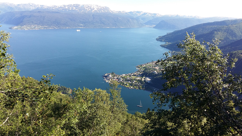 Nydeleg utsikt ned mot Balestrand sentrum