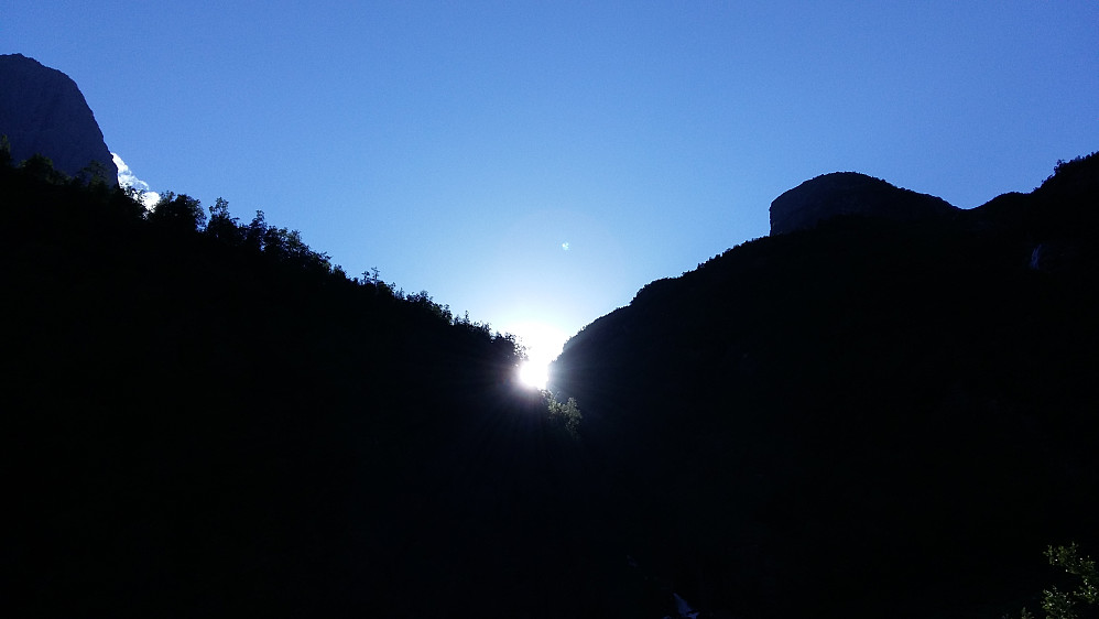 Nydeleg dag og siste solstråle over Esebotnen