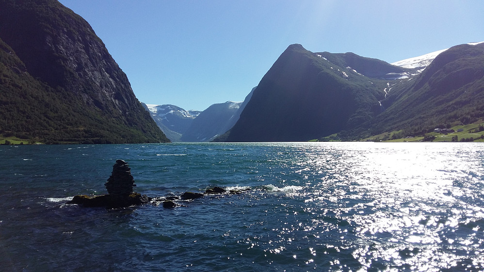 Friskt kan det blåse i Kjøsnesfjorden også...Eg meiner det må være Nærøyfjorden 2 :) 