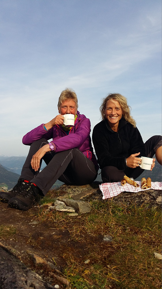 Fint å nyte den etterlengta sommarvarmen med kaffe og kaker :)