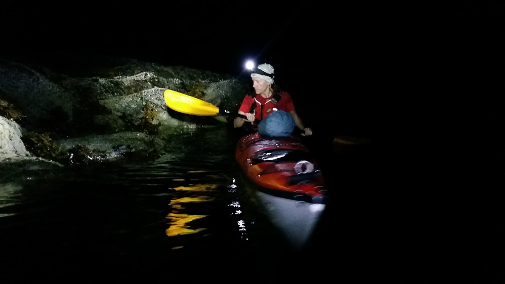 Ca 1 time padling i nattmørke og så langt vest som det nesten er mulig...tar vi kveld kl 23.00 på Tjernholmen