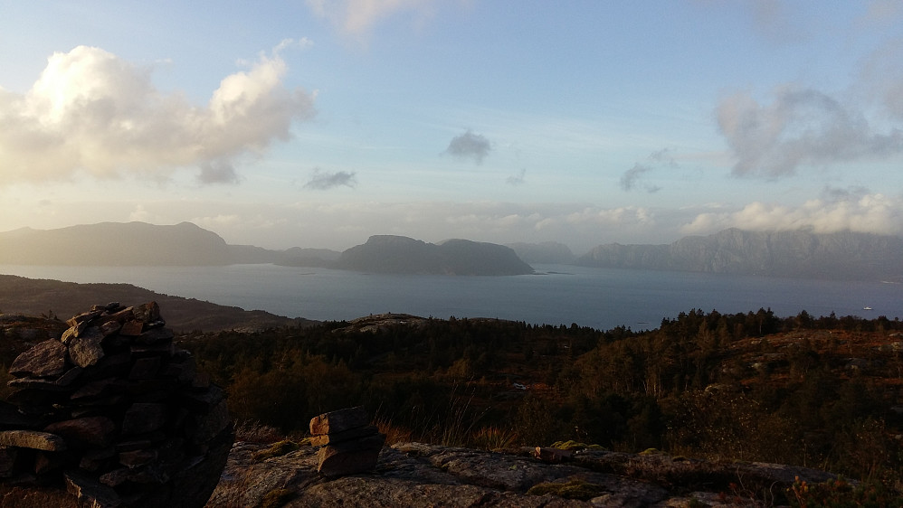 Betre ver jo lengre ut....Mot Krakhella og Losna i Solund