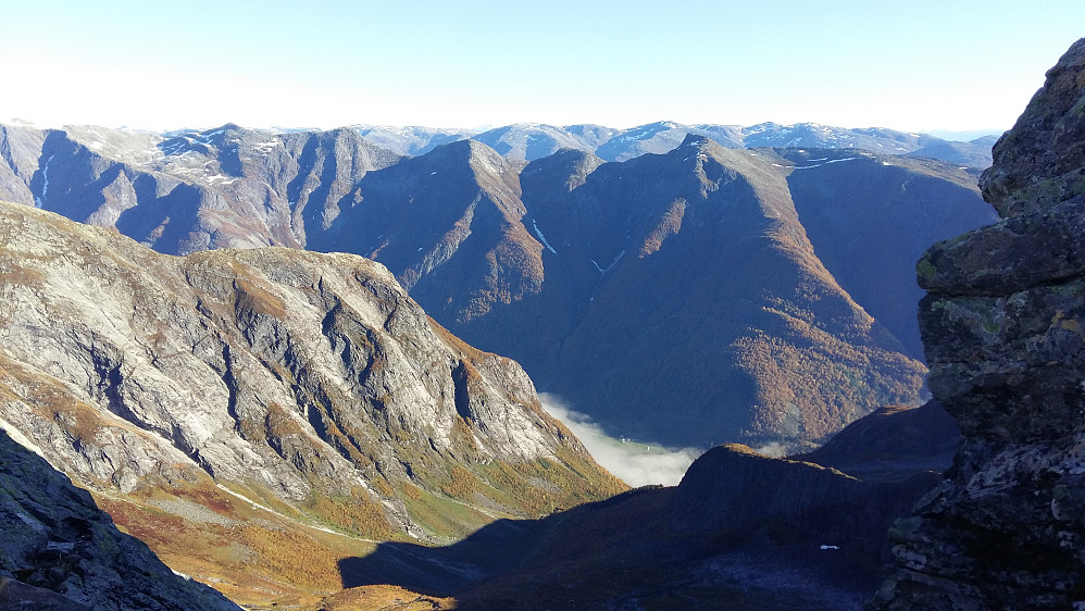 Den fine fjellryggen frå Menes ved Vetlefjorden, var eigentlege dagens turmål!