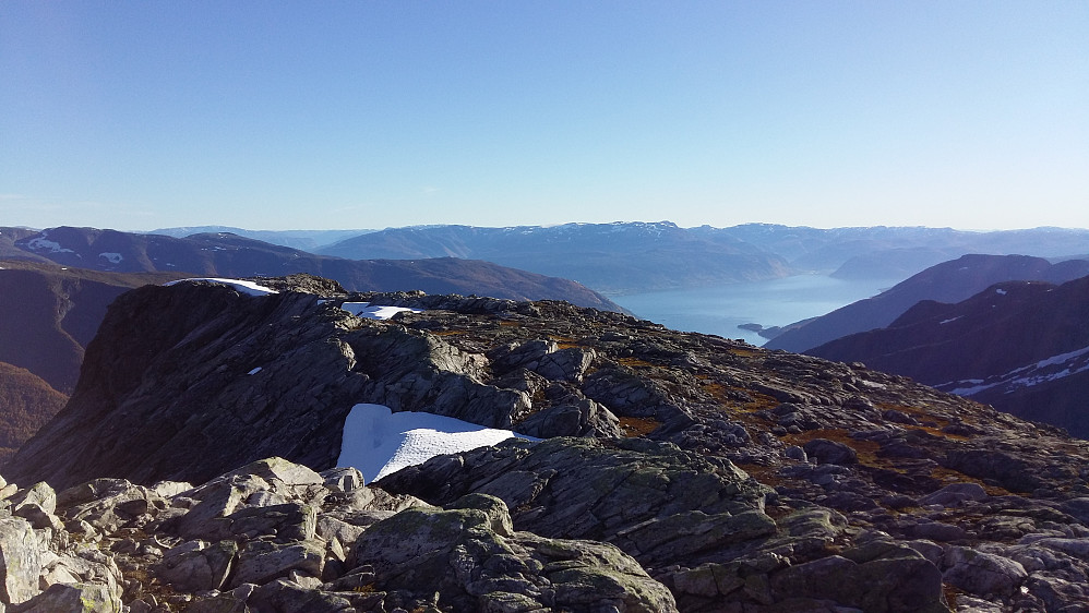 Frå Vatnaskredfjellet 1404 moh Flott å sjå ut mot Sognefjorden
