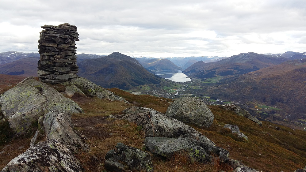 Fin utsikt frå varden mot Jølstravatn og fjell