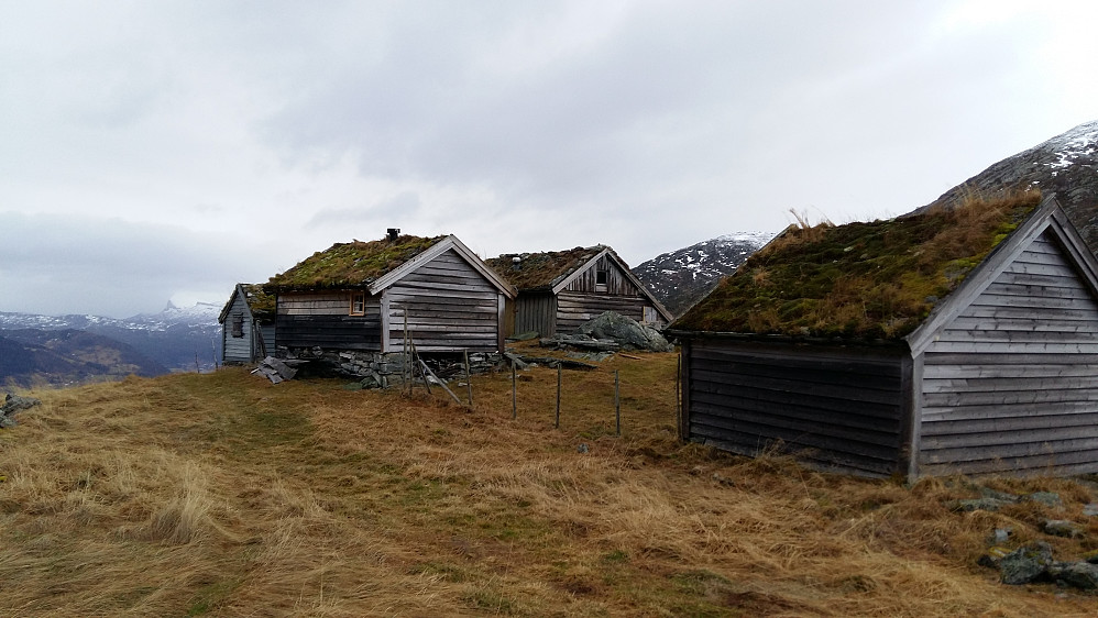 Frå Høgsetstølen og ein kan så vidt sjå Storehesten i skodda! 