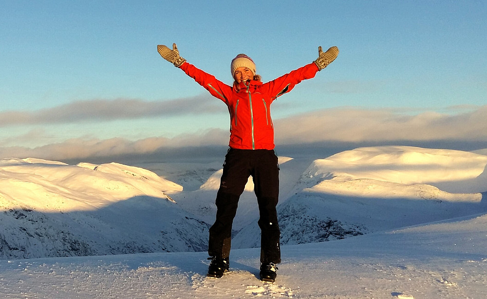 Vi rakk å nyte dagens siste solstrålar og ikkje minst Jølstrafjella med breen som etterkvart fekk sine magiske vinterkveldsfargar....